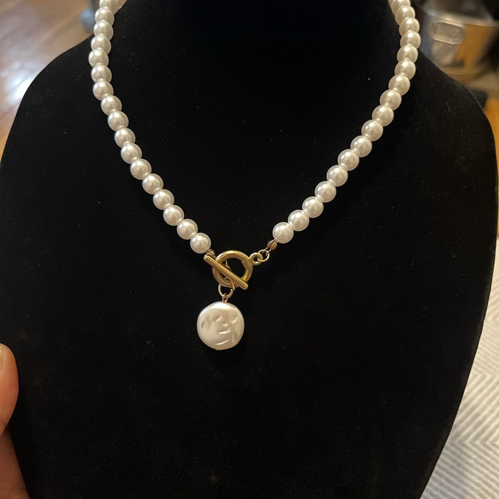 Elegant Pearl Necklace with Gold Clasp